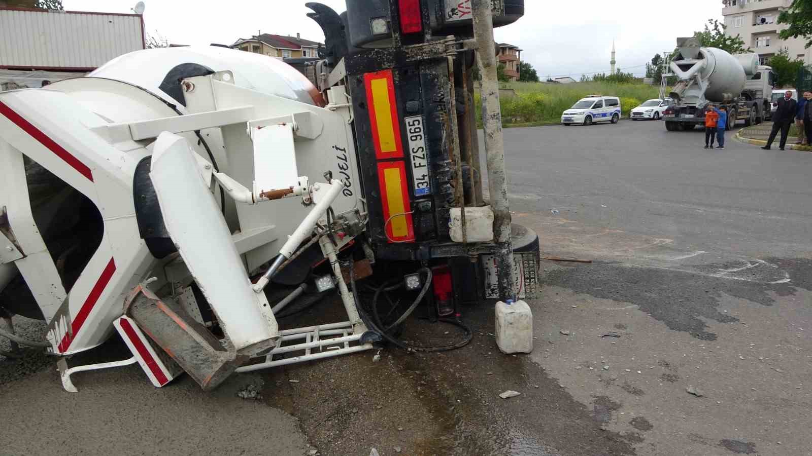 Sultanbeyli’de korkunç kaza! Virajı alamayan beton mikseri devrildi!