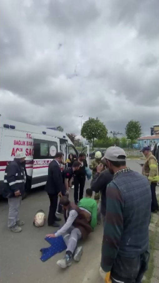 Sultanbeyli’de korkunç kaza! Virajı alamayan beton mikseri devrildi!