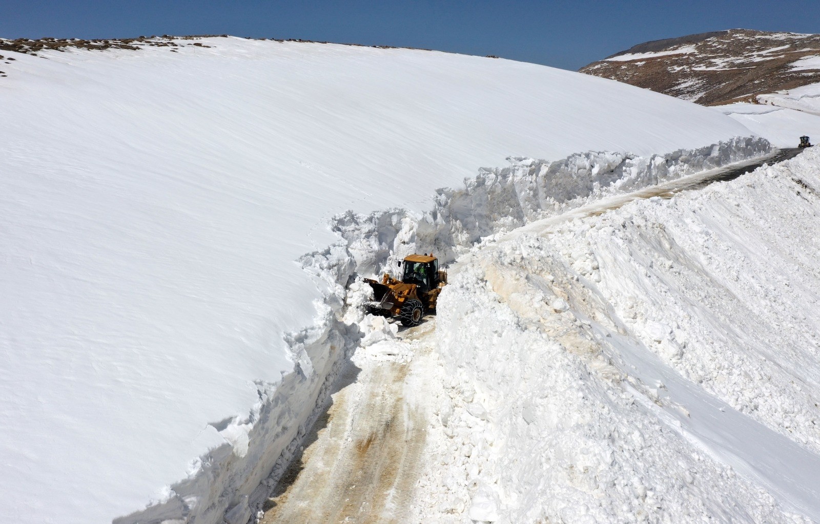 Mayıs ayında kar çilesi! 5 metreyi bulan karda yol açma çalışması sürüyor