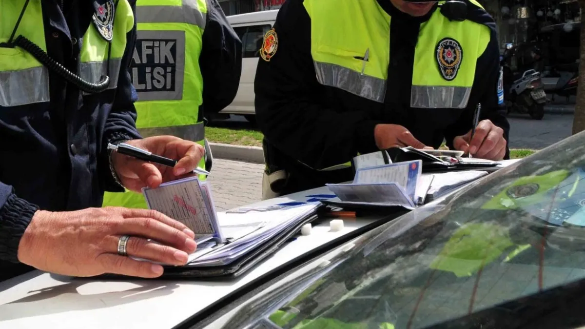 Sürücüsünün hakimiyetini kaybedip, yoldan çıkarak takla atan otomobilin plakası sahte çıktı!