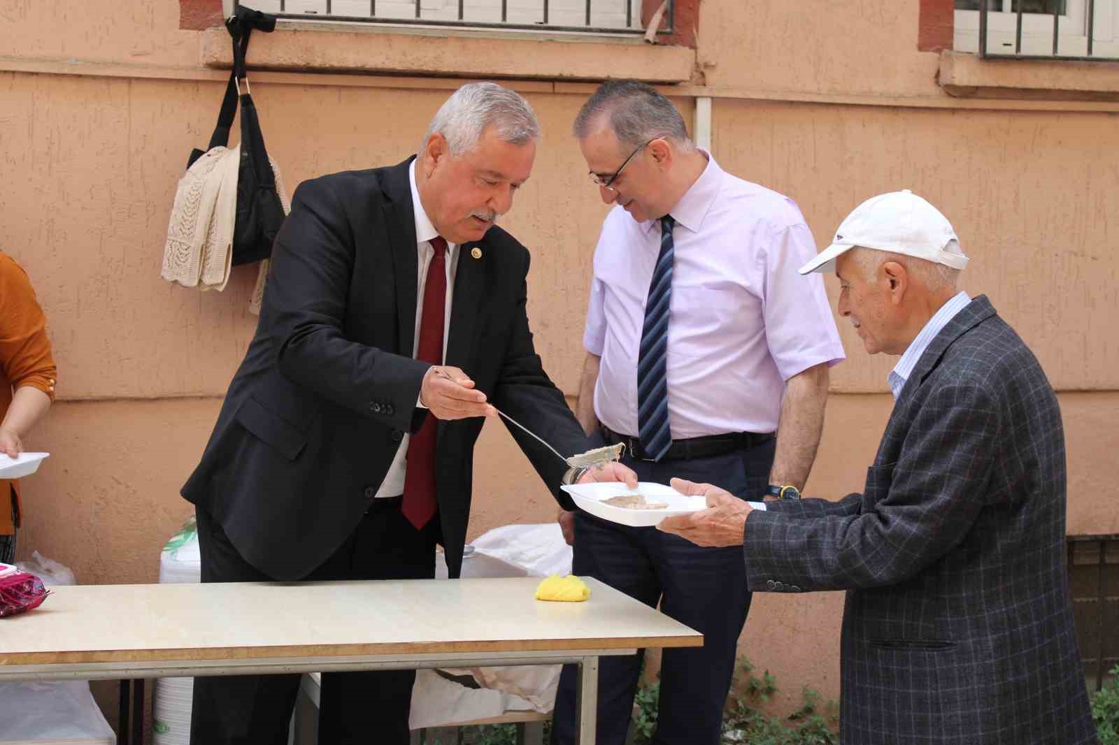 Hayır için keşkek pilavı dağıttılar: Efeler Ziraat Odası’ndan, bin 500 kişilik ikram