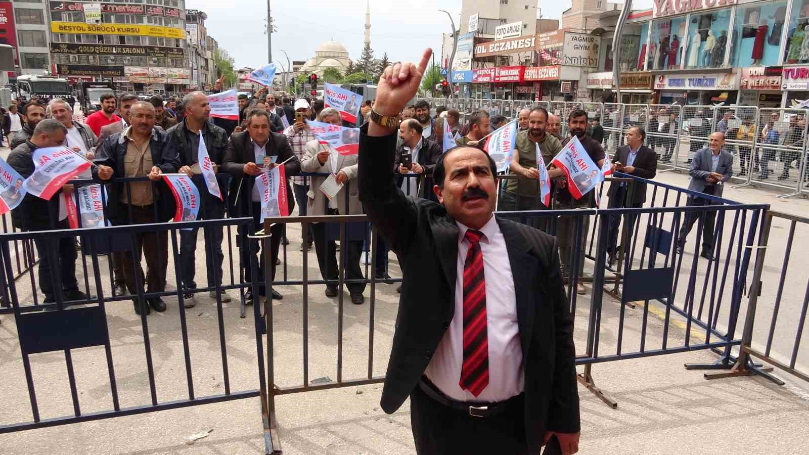 Bağımsız vekil adayın mitingi alay konusu oldu! 100 kişinin katıldığı mitingde vatandaşlar kahkahaya boğuldu!