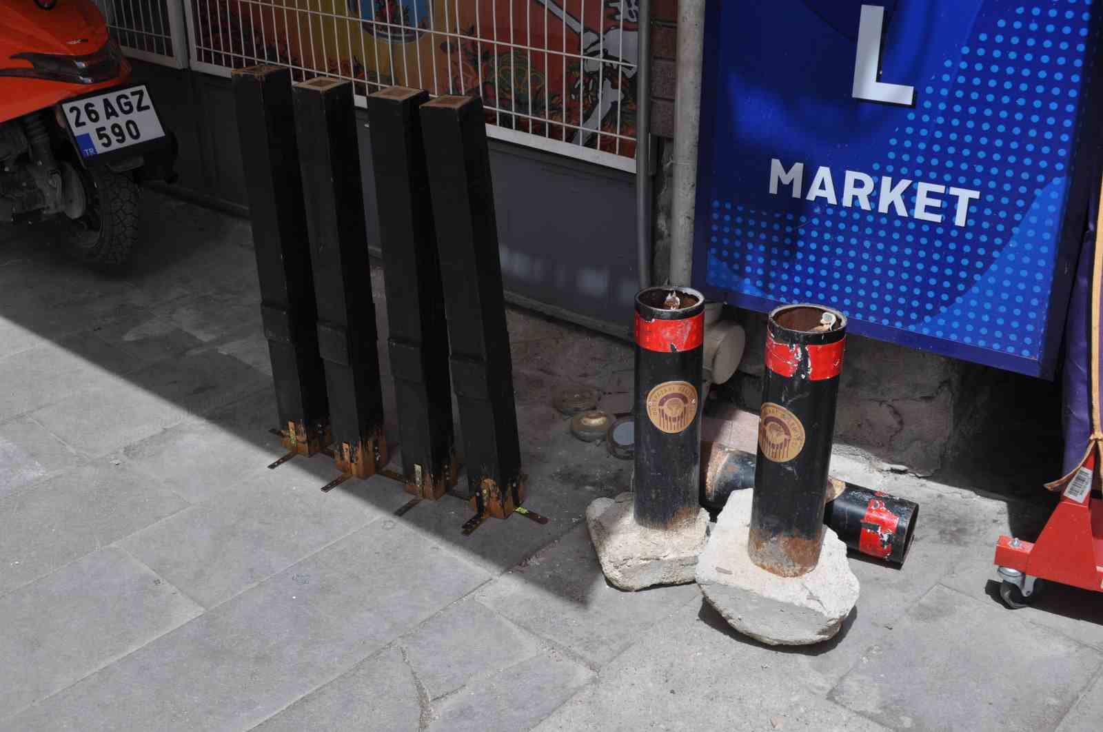 Eskişehir'de ilginç olay! Kaldırıma park yapmak için demir dubayı kırdılar
