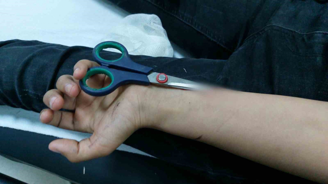 Cüzdanı almak isteyen 14 yaşındaki gencin bileğine makas saplandı