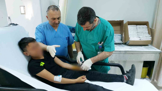 Cüzdanı almak isteyen 14 yaşındaki gencin bileğine makas saplandı