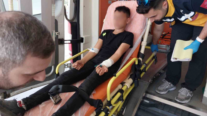 Cüzdanı almak isteyen 14 yaşındaki gencin bileğine makas saplandı