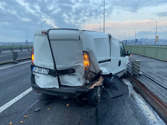 Haliç'te korkutan kaza, araç alev topuna döndü