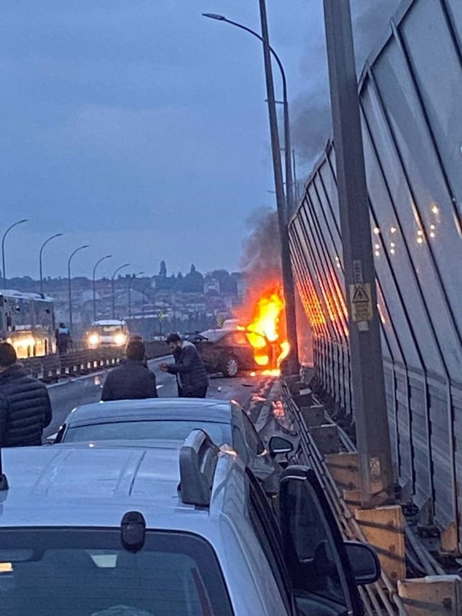 Haliç'te korkutan kaza, araç alev topuna döndü