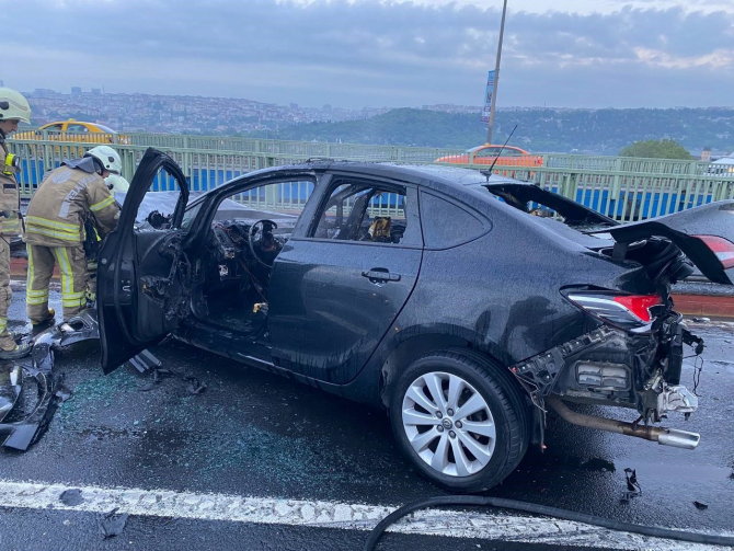 Haliç'te korkutan kaza, araç alev topuna döndü