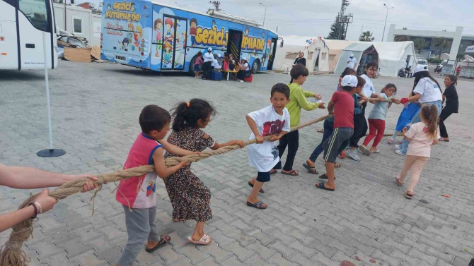 Bolu Abant İzzet Baysal Üniversitesi öğrencilerinden depremzedelere anlamlı ziyaret
