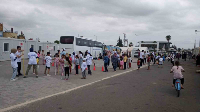 Bolu Abant İzzet Baysal Üniversitesi öğrencilerinden depremzedelere anlamlı ziyaret