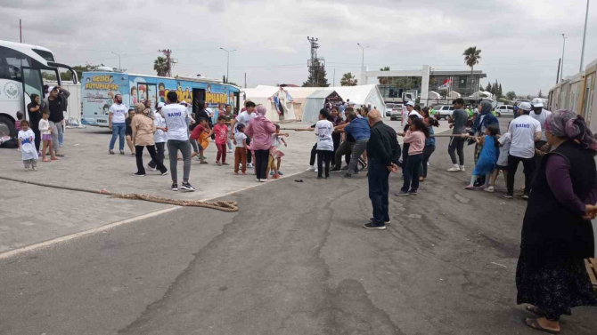 Bolu Abant İzzet Baysal Üniversitesi öğrencilerinden depremzedelere anlamlı ziyaret