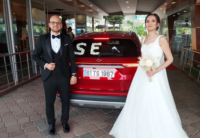 Adil Karaismailoğlu'nun makam otomobili Togg, Trabzon'da gelin arabası oldu