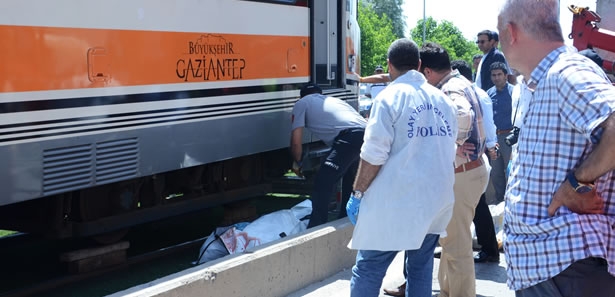 Çöp atmaya giderken canından oldu! Talihsiz genç tramvayın altında can verdi