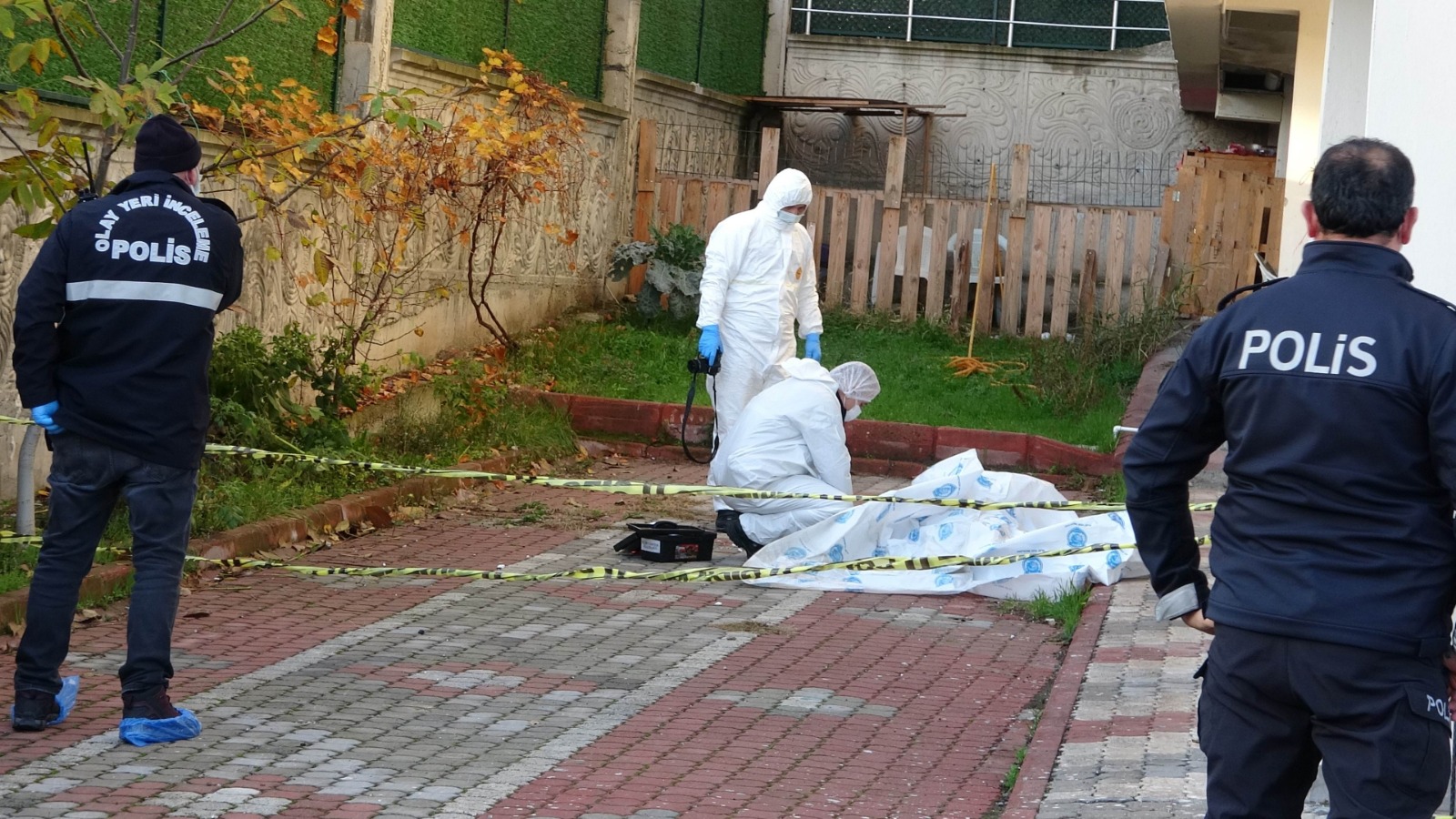 3. kattaki evinin penceresinden feci şekilde yere çakıldı!