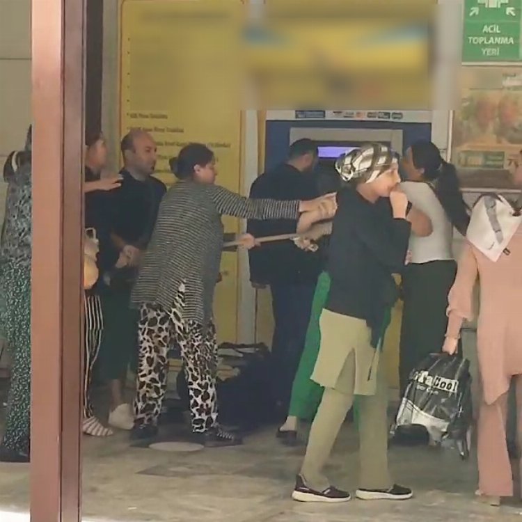 ATM’de sıra bekleyen kadınlar yumruklu kavgaya tutuştu