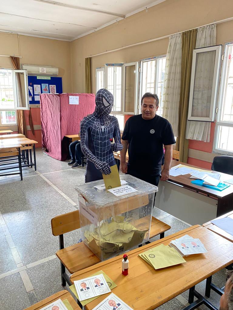 Adana'da bir vatandaş oy kullanmaya Örümcek Adam kostümüyle gitti