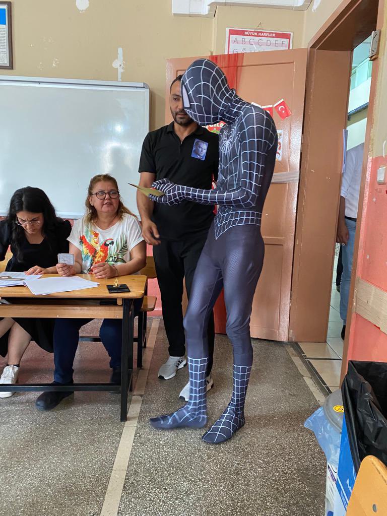 Adana'da bir vatandaş oy kullanmaya Örümcek Adam kostümüyle gitti