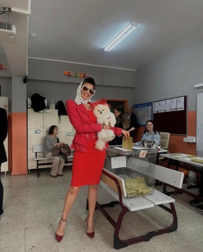 Şarkıcı hatice'nin oy kullanmaya giderken yaptığı kombin sosyal medyayı salladı