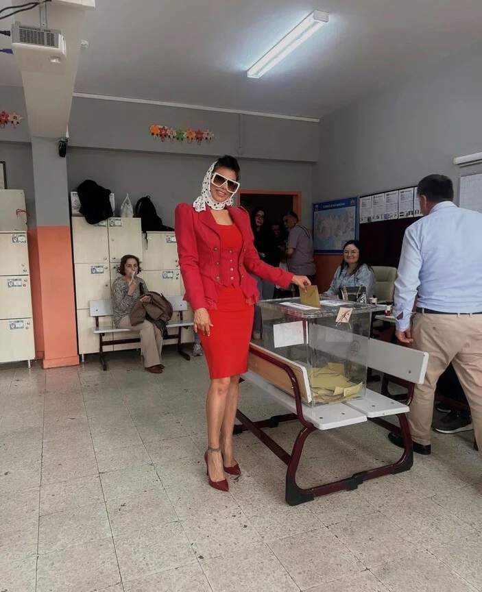 Şarkıcı hatice'nin oy kullanmaya giderken yaptığı kombin sosyal medyayı salladı