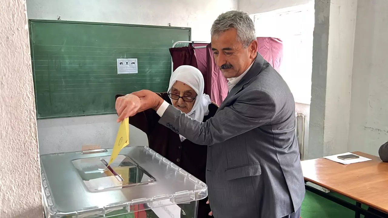 Senelerdir birbirini görmeyen kardeşler seçim sandığında kavuştular