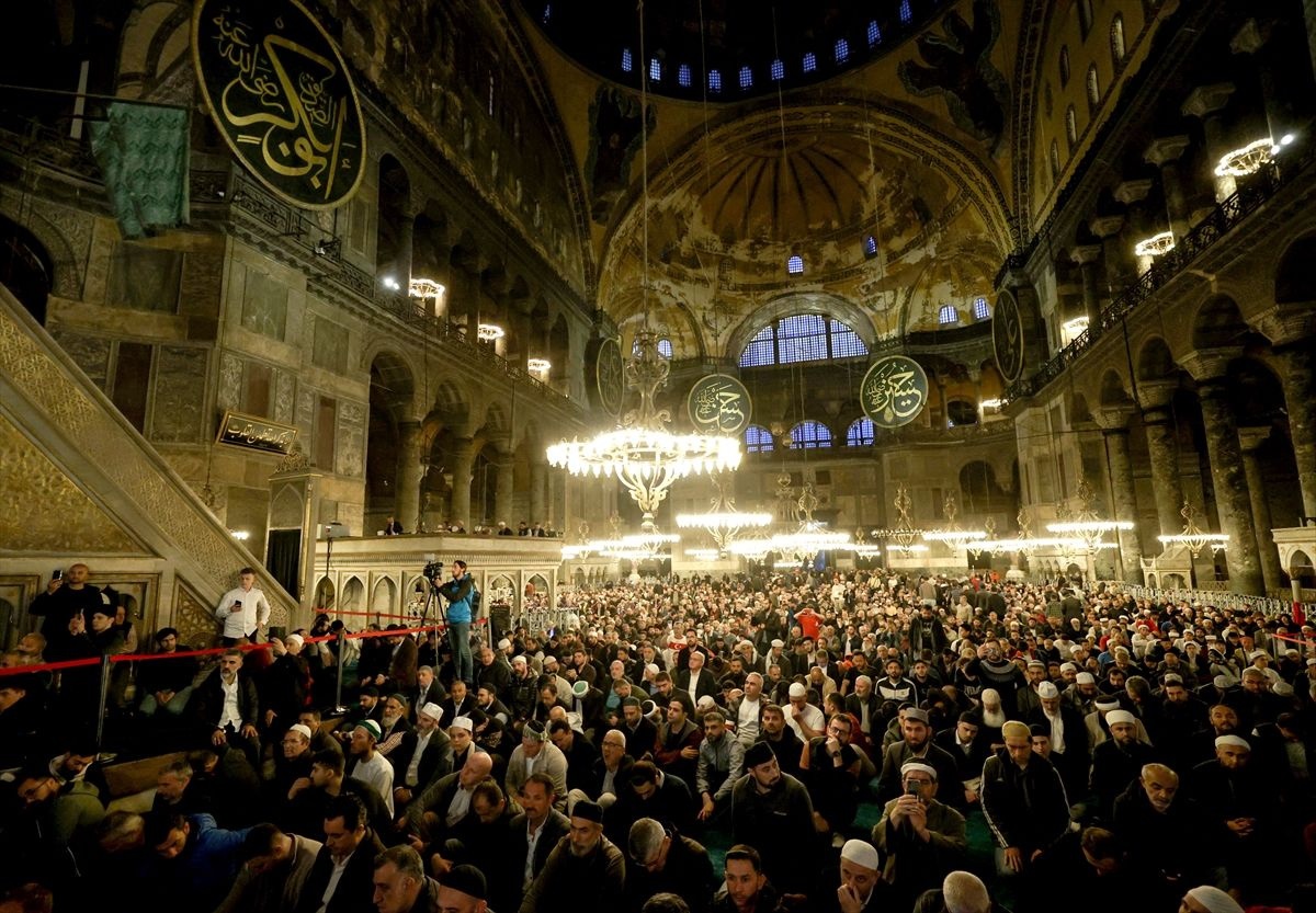 Ayasofya Camisi'nde Fetih coşkusu yaşandı, çok sayıda vatandaş ecdadımızı anmak ve sabah namazı kılmak için Ayasofya Camisi'ne akın etti