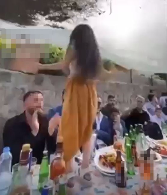 Bu kadarı olmaz! Yaşı küçük kız çocuğunu, alkol masasına çıkarıp oynattılar!