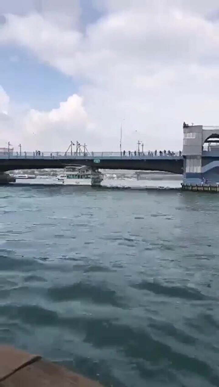 Galata Köprüsü'nün altından geçen tur teknesinin üst bölümü köprüye çarptı.