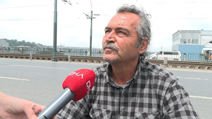 Galata Köprüsü'nün altından geçen tur teknesinin üst bölümü köprüye çarptı.