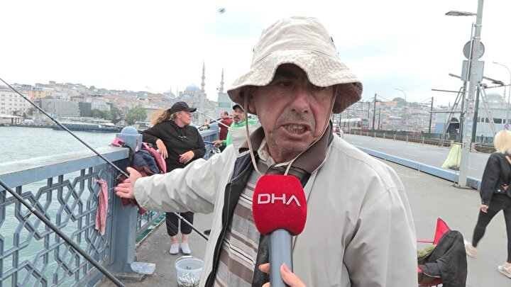 Galata Köprüsü'nün altından geçen tur teknesinin üst bölümü köprüye çarptı.