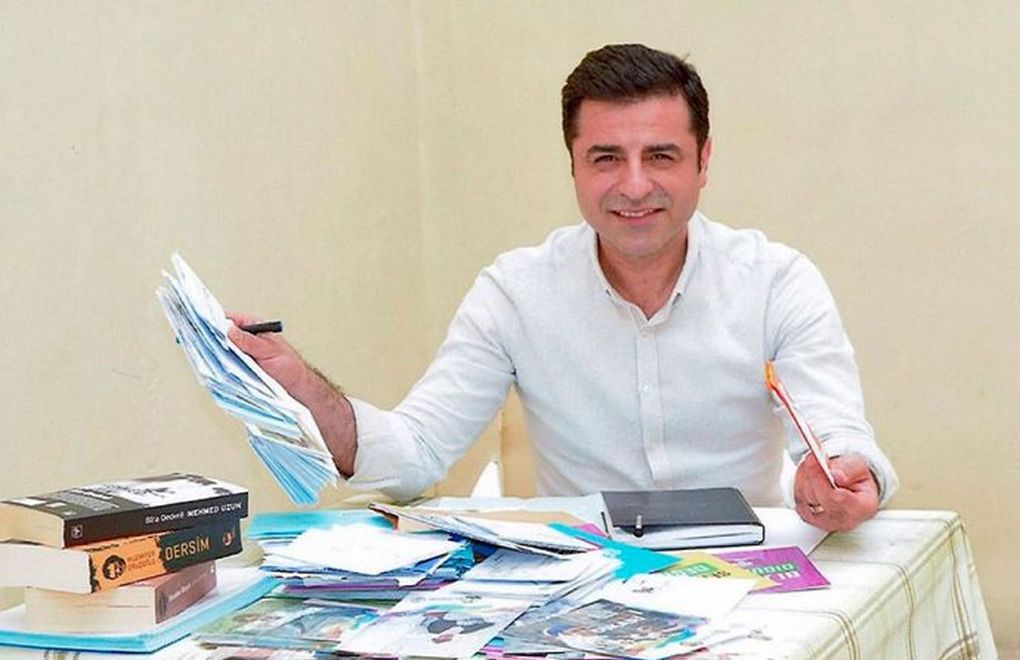Tutukluluğu devam eden Selahattin Demirtaş sosyal medyadan yaptığı paylaşımla aktif siyaseti bıraktığını açıkladı