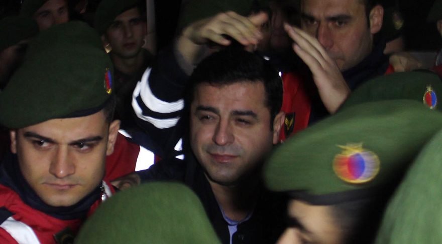 Tutukluluğu devam eden Selahattin Demirtaş sosyal medyadan yaptığı paylaşımla aktif siyaseti bıraktığını açıkladı