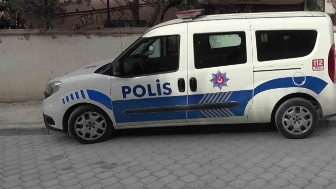 Çimento indirirken tartıştığı arkadaşını 3 yerinden bıçakladı