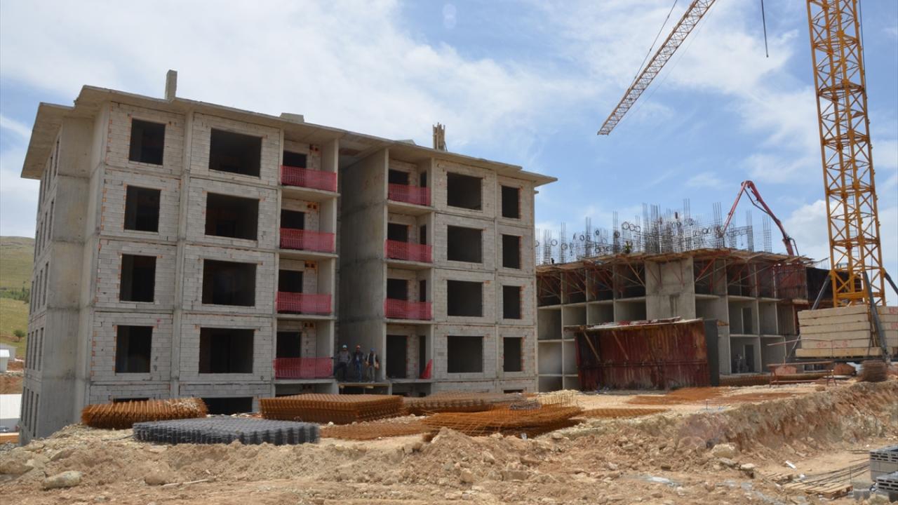 Kahramanmaraş Afşin ilçesi deprem sonrası hızla yükselen konutlarla normalleşiyor