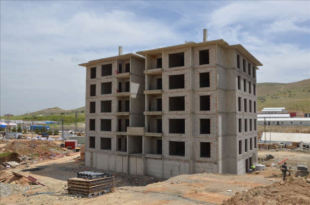 Kahramanmaraş Afşin ilçesi deprem sonrası hızla yükselen konutlarla normalleşiyor