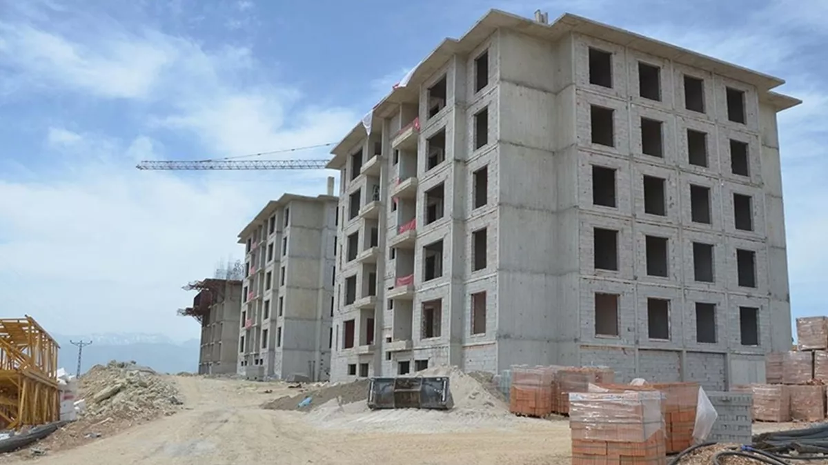 Kahramanmaraş Afşin ilçesi deprem sonrası hızla yükselen konutlarla normalleşiyor