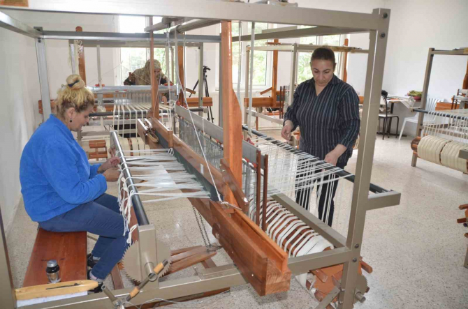 Antalya'nın İbradı ilçesinde Yöreye Özgü 300 Yıllık Gılamık Dokuma Sanatı Yaşatılıyor