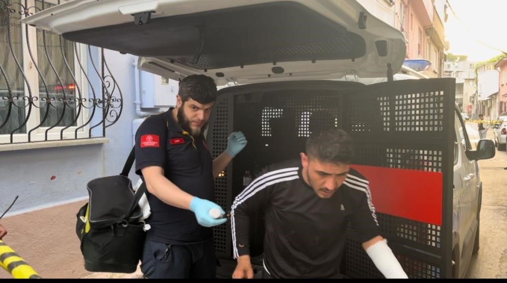 Cezaevinden yeni çıkan şahıs, üvey babası ve annesini bıçakladı