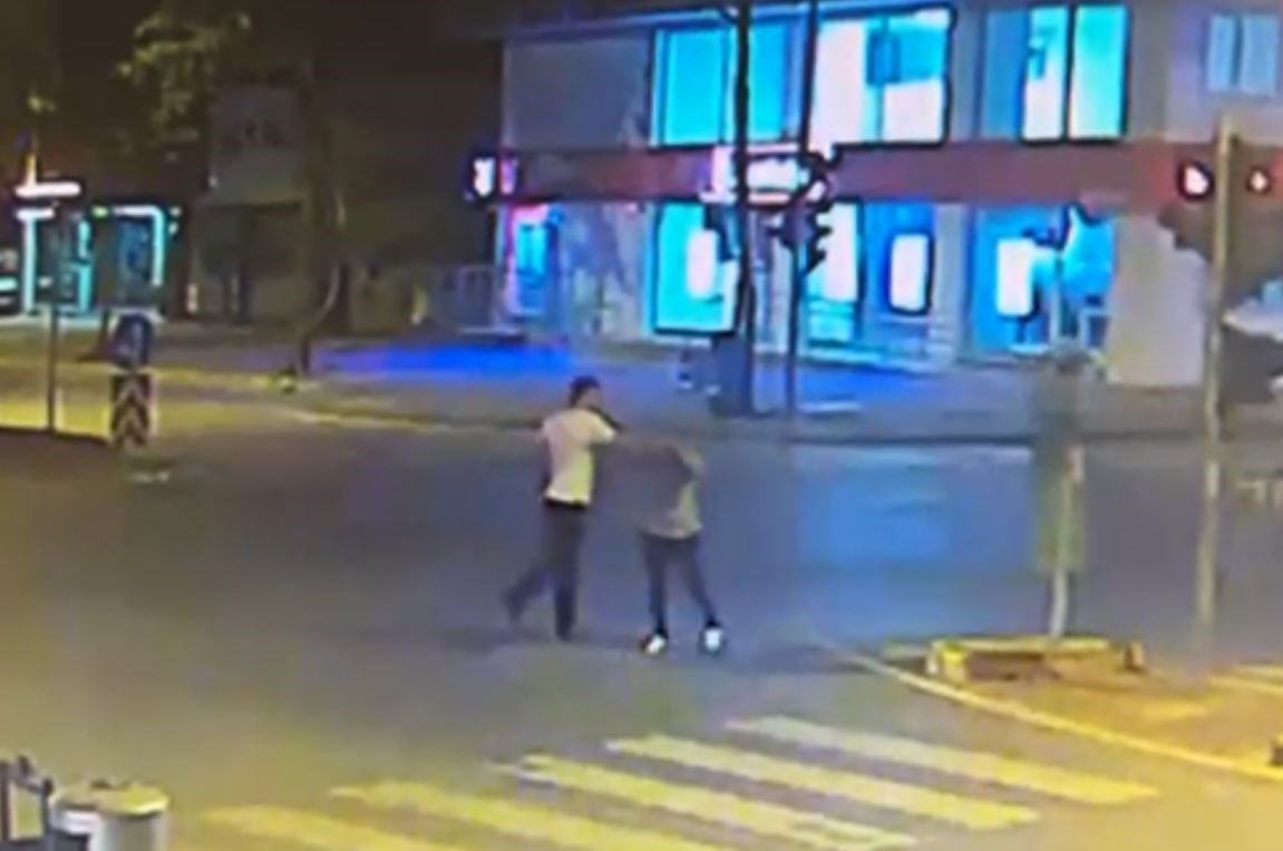  Cadde ortasında darp etti! İki elinde tabancayla karısına acımasızca vurdu