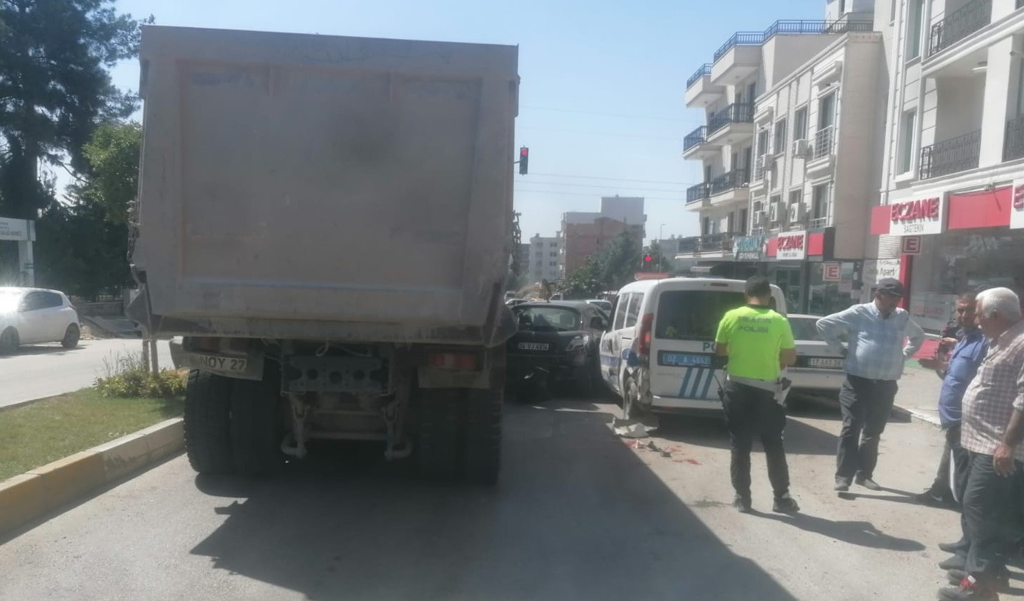 Kamyon kırmızı ışıkta bekleyen araçları biçti geçti!