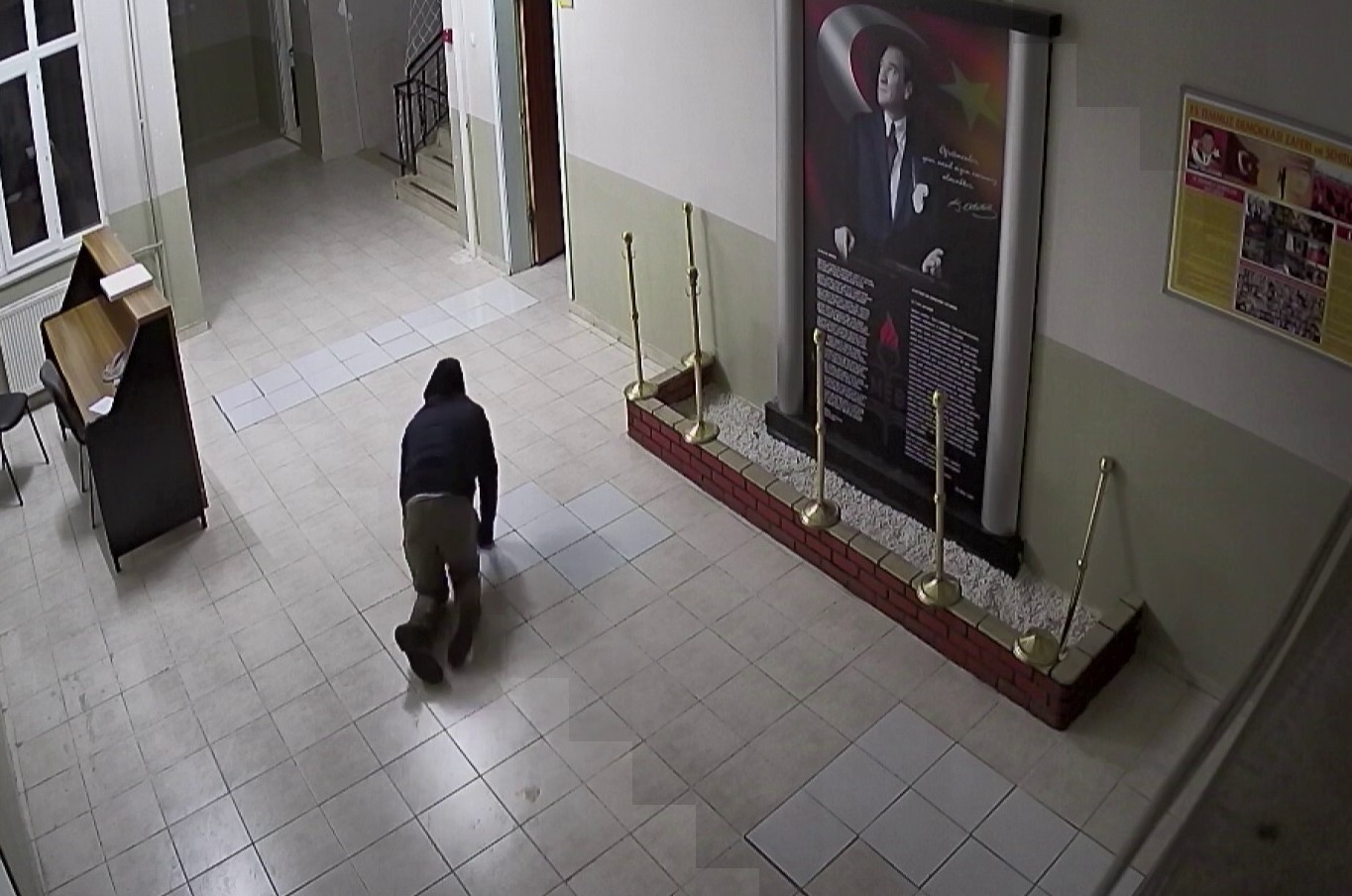 Okulda hırsızlık yapan 4 şüpheli, polis ekiplerinden kaçamadı