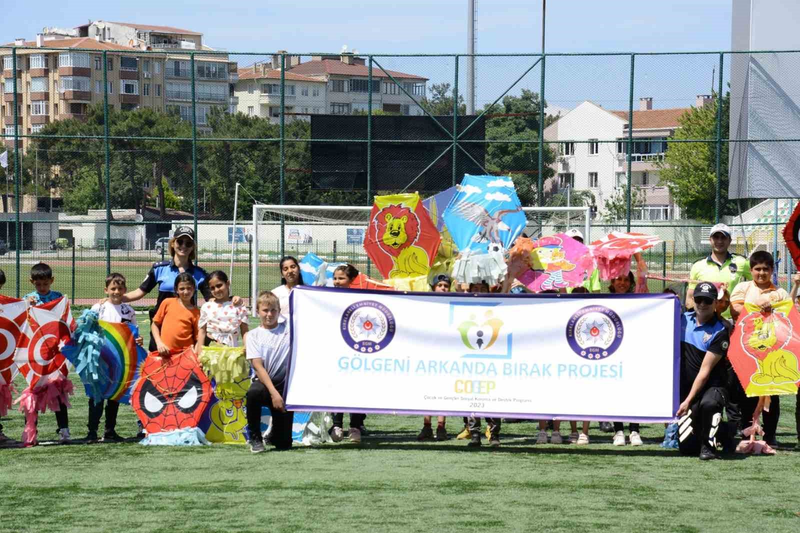 Polisten unutulmayacak jest: Kırklareli’nde çocuklara uçurtma şenliği düzenledi