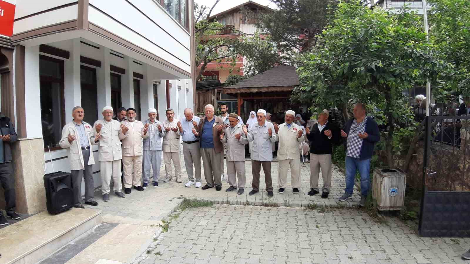 Hacı adaylarının yolculuğu başladı: Kutsal topraklara dualarla uğurlandılar
