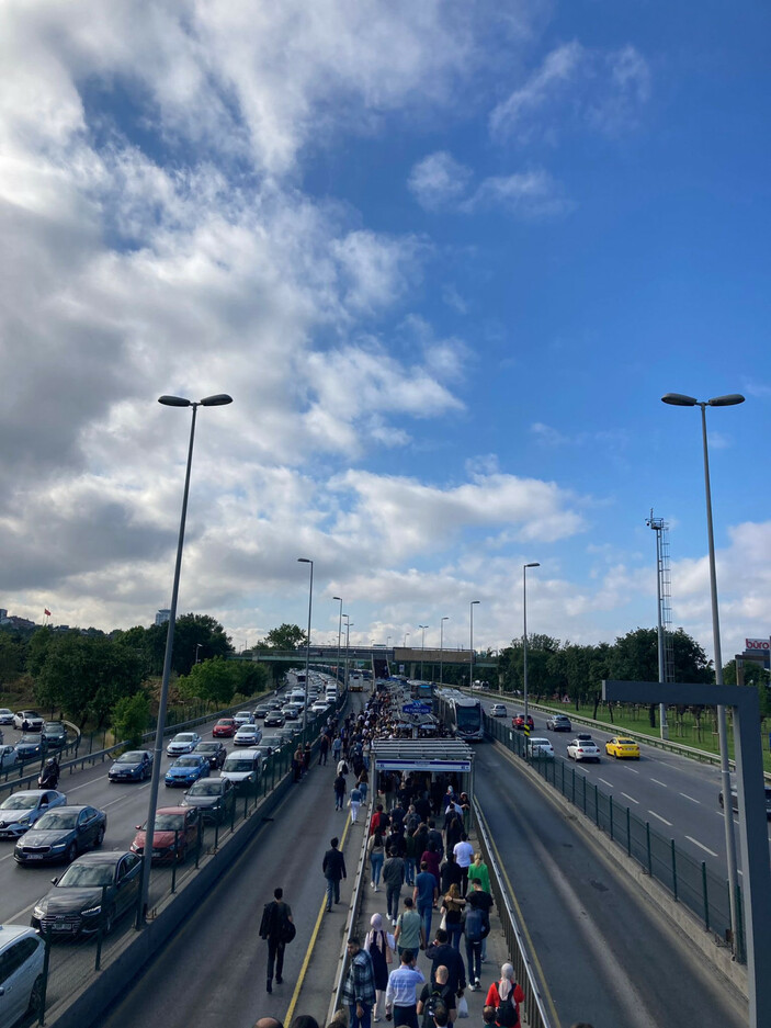 İstanbul'un trafik çilesi bitmiyor! Metrobüs bozuldu, izdiham yaşandı!