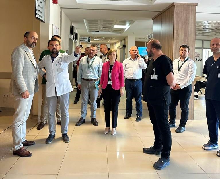 Yaralı geldikleri hastanede, görevli doktoru hastanelik ettiler!