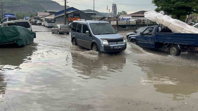Bartın’da etkili sağanak sonrası Oto sanayi sitesi sular altında kaldı