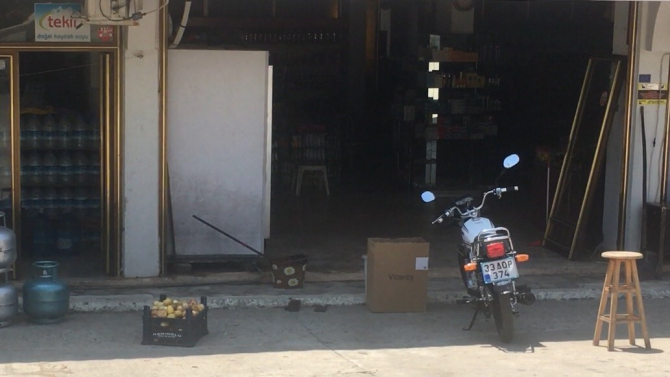 Fren yerine gaza basınca olanlar oldu!  müşteri ve çalışanlar son anda böyle kurtuldu!