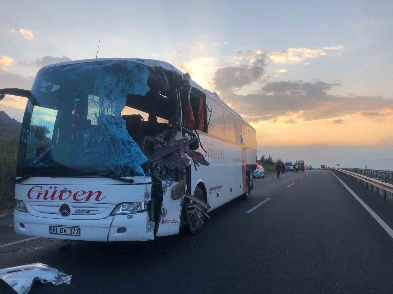 Denizli de feci kaza: Karşı şeride geçen tır otobüsle kafa kafaya çarpıştı