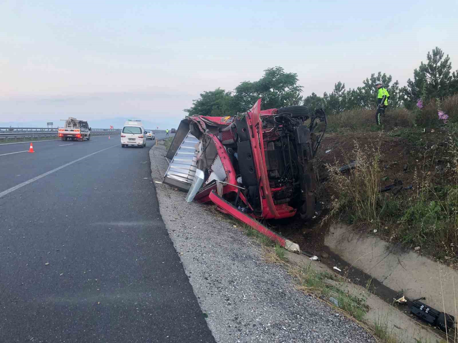 Denizli de feci kaza: Karşı şeride geçen tır otobüsle kafa kafaya çarpıştı