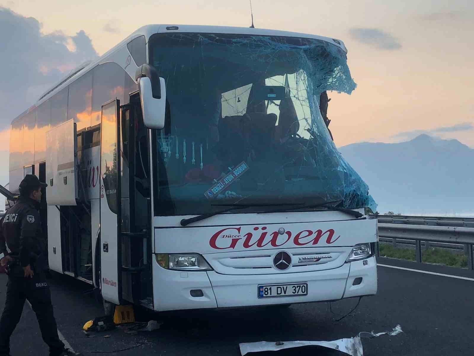 Denizli de feci kaza: Karşı şeride geçen tır otobüsle kafa kafaya çarpıştı